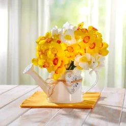 Blumenarrangement Gießkanne mit Narzissen Eldo