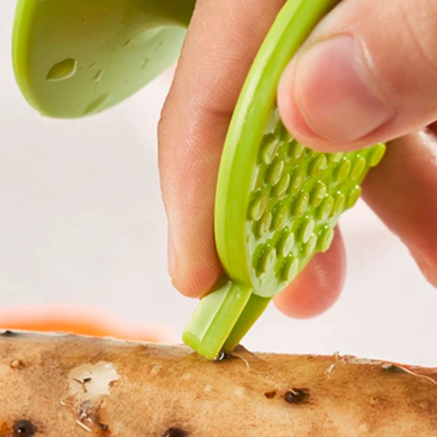 2-in-1 Küchenschäler / Reinigungsbürste für Obst & Gemüse